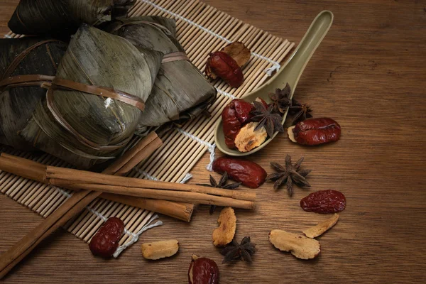Zongzi veya Dragon Boat Festivali veya hamur tatlısı Festivali için ahşap bir masa bambu yaprağına geleneksel Çin pirinç köfte