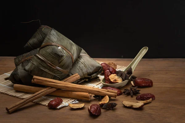 Zongzi veya Dragon Boat Festivali veya hamur tatlısı Festivali için ahşap bir masa bambu yaprağına geleneksel Çin pirinç köfte