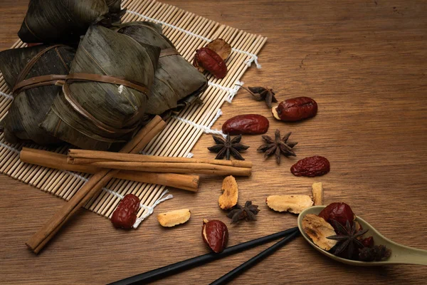 Zongzi veya Dragon Boat Festivali veya hamur tatlısı Festivali için ahşap bir masa bambu yaprağına geleneksel Çin pirinç köfte