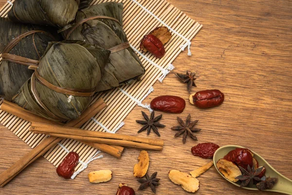 Zongzi veya Dragon Boat Festivali veya hamur tatlısı Festivali için ahşap bir masa bambu yaprağına geleneksel Çin pirinç köfte
