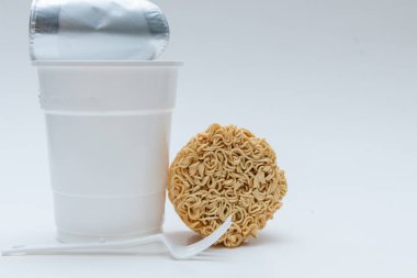 Beyaz arka plan üzerinde kuru anlık erişte ve boş Kupası