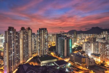 Kowloon konut bina ve dağlar aslan altında kentsel gökdelenler yaz günbatımı manzara dramatik gökyüzü ile kaya
