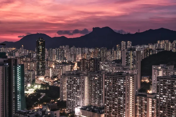 Kowloon konut bina ve dağlar aslan altında kentsel gökdelenler yaz günbatımı manzara dramatik gökyüzü ile kaya