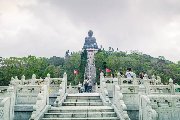 Hong Kong - 30 Ekim 2018: Tian Tan Giant Buddha (aka Big Buddha) Ngong Ping plato üzerinde yer yer alan Lantau Island, Hong Kong en popüler turistik biridir.