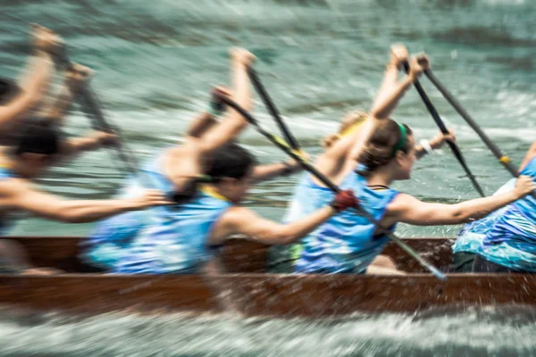 Dragon Boat Festivali hong kong sırasında yarış hareket bulanıklık Dragon Tekne