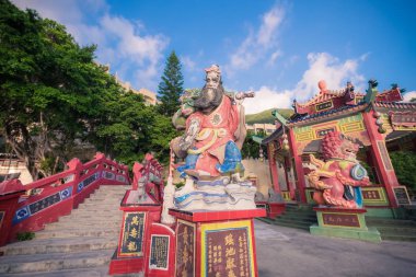 Hong Kong - 8 Kasım 2018: ünlü turistik yer Repulse Bay adlı büyük beyaz Guan Yin tanrıça heykeli olduğunu onun renkli mozaik heykeller için popüler bir antika Taocu Tapınağı