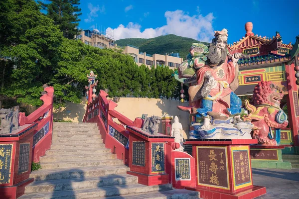 Hong Kong - 8 Kasım 2018: ünlü turistik yer Repulse Bay adlı büyük beyaz Guan Yin tanrıça heykeli olduğunu onun renkli mozaik heykeller için popüler bir antika Taocu Tapınağı