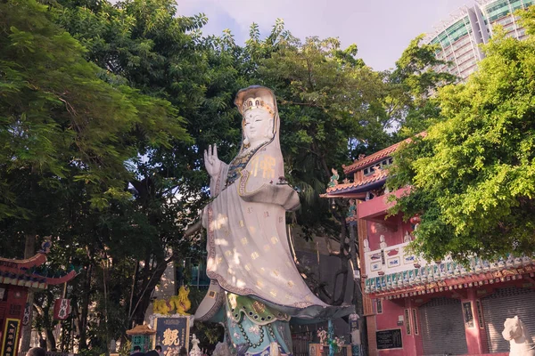 Hong Kong - 8 Kasım 2018: ünlü turistik yer Repulse Bay adlı büyük beyaz Guan Yin tanrıça heykeli olduğunu onun renkli mozaik heykeller için popüler bir antika Taocu Tapınağı