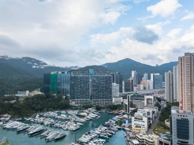 Hong Kong-29 Aralık 2018: geleneksel balıkçılık balıkçı tekneleri Aberdeen Bay ünlü yüzen köyü Hong Kong Adası'nın Güney'nin panoramik havadan görünümü