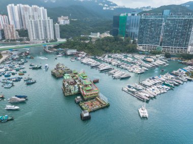 Hong Kong-29 Aralık 2018: geleneksel balıkçılık balıkçı tekneleri Aberdeen Bay ünlü yüzen köyü Hong Kong Adası'nın Güney'nin panoramik havadan görünümü