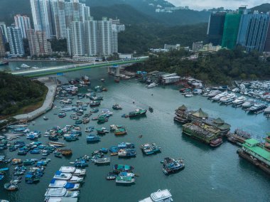 Hong Kong-29 Aralık 2018: geleneksel balıkçılık balıkçı tekneleri Aberdeen Bay ünlü yüzen köyü Hong Kong Adası'nın Güney'nin panoramik havadan görünümü