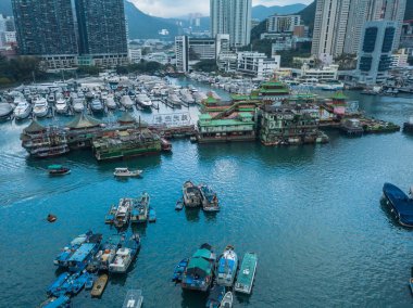 Hong Kong-29 Aralık 2018: geleneksel balıkçılık balıkçı tekneleri Aberdeen Bay ünlü yüzen köyü Hong Kong Adası'nın Güney'nin panoramik havadan görünümü