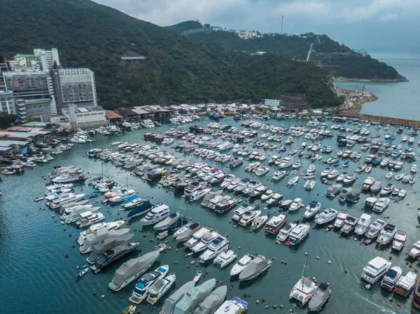 Hong Kong-29 Aralık 2018: geleneksel balıkçılık balıkçı tekneleri Aberdeen Bay ünlü yüzen köyü Hong Kong Adası'nın Güney'nin panoramik havadan görünümü