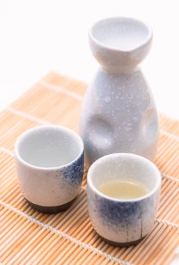 Japon sake, iyiliği çok popüler bir geleneksel Japon likör olduğunu..