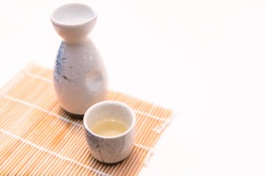 Japon sake, iyiliği çok popüler bir geleneksel Japon likör olduğunu..