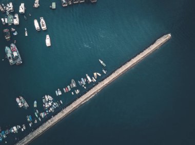 Küçük balıkçı tekneleri dalga b yakınındaki yukarıdan manzarayı