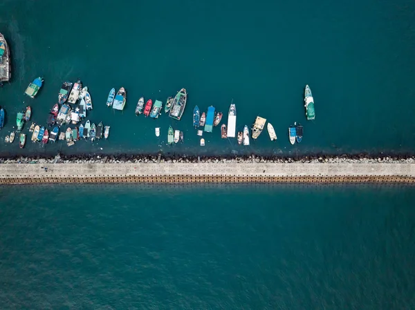 Vista panorámica desde arriba de los pequeños barcos de pesca cerca de la ola b — Foto de Stock