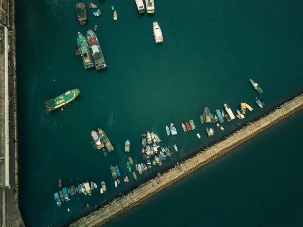 Vista panorámica desde arriba de los pequeños barcos de pesca cerca de la ola b — Foto de Stock