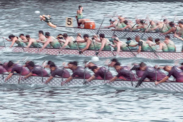 Dynamic Motion Sfocatura di Dragon barche da regata durante Dragon Boats F — Foto Stock