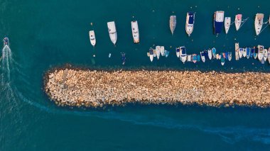 Küçük balıkçı tekneleri dalga b yakınındaki yukarıdan manzarayı