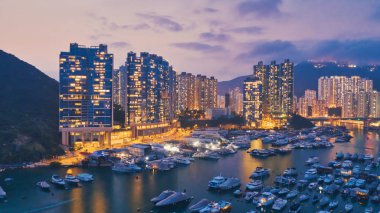 Küçük balıkçı tekneleri dalga b yakınındaki yukarıdan manzarayı