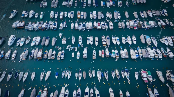 Panoramic view from above of Small fishing boats near the wave b — Stock Photo, Image