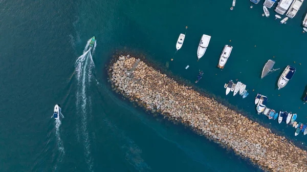 Vista panorámica desde arriba de los pequeños barcos de pesca cerca de la ola b — Foto de Stock