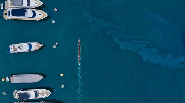 Vista panorámica desde arriba de los pequeños barcos de pesca cerca de la ola b — Foto de Stock