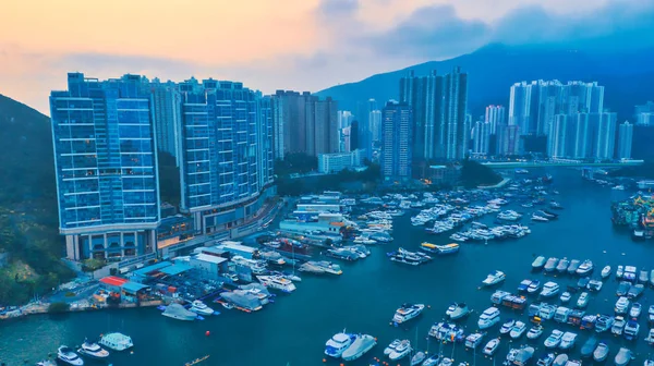 Vista panorâmica de cima de pequenos barcos de pesca perto da onda b — Fotografia de Stock