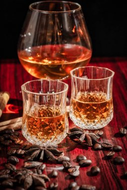 Brendi veya likör, gözlük ve s güçlü alkollü içecekler Seti