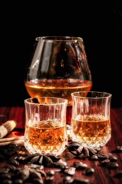 Brandy ou licor, Conjunto de bebidas alcoólicas fortes em copos e s — Fotografia de Stock