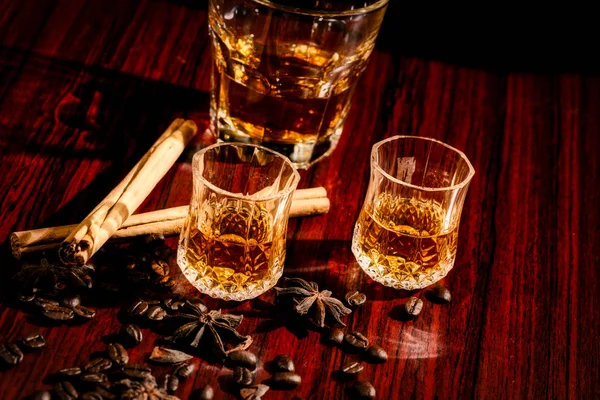 Brandy ou liqueur, Ensemble de boissons alcoolisées fortes dans des verres et s — Photo