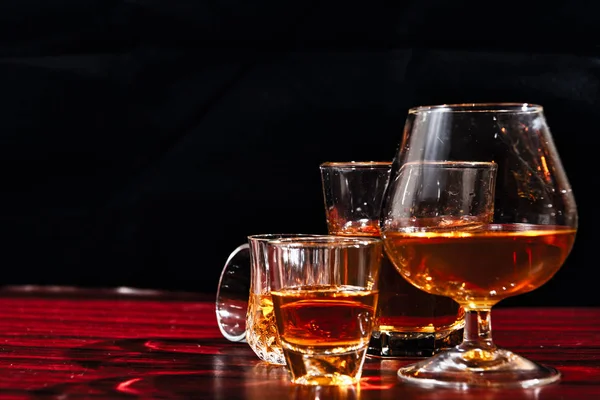 Brandy ou licor, Conjunto de bebidas alcoólicas fortes em copos e s — Fotografia de Stock