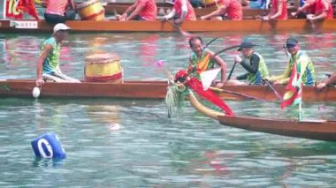 Hong Kong - 21 Mayıs 2019: Dragon Boat Festivali sırasında ejderha tekne yarışı, Dragon tekne yarışı Tsing Yi popüler bir geleneksel Çin sporu, Hong Kong