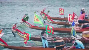 Hong Kong - 21 Mayıs 2019: Dragon Boat Festivali sırasında ejderha tekne yarışı, Dragon tekne yarışı Tsing Yi popüler bir geleneksel Çin sporu, Hong Kong