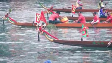 Hong Kong - 21 Mayıs 2019: Dragon Boat Festivali sırasında ejderha tekne yarışı, Dragon tekne yarışı Tsing Yi popüler bir geleneksel Çin sporu, Hong Kong