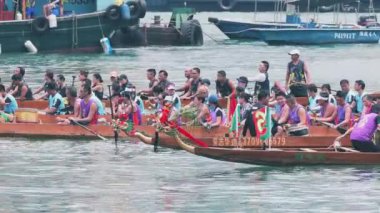 Hong Kong - 21 Mayıs 2019: Dragon Boat Festivali sırasında ejderha tekne yarışı, Dragon tekne yarışı Tsing Yi popüler bir geleneksel Çin sporu, Hong Kong