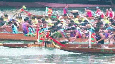 Hong Kong - 21 Mayıs 2019: Dragon Boat Festivali sırasında ejderha tekne yarışı, Dragon tekne yarışı Tsing Yi popüler bir geleneksel Çin sporu, Hong Kong