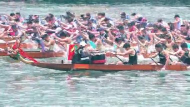 Hong Kong - 21 Mayıs 2019: Dragon Boat Festivali sırasında ejderha tekne yarışı, Dragon tekne yarışı Tsing Yi popüler bir geleneksel Çin sporu, Hong Kong