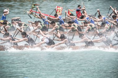 Hong Kong - 29 Mayıs 2019: Dragon Boat Festivali sırasında ejderha tekne yarışı, Dragon tekne yarışı popüler bir geleneksel Çin su sporu