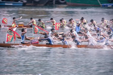 Hong Kong - 29 Mayıs 2019: Dragon Boat Festivali sırasında ejderha tekne yarışı, Dragon tekne yarışı popüler bir geleneksel Çin su sporu