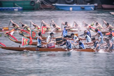 Hong Kong - 29 Mayıs 2019: Dragon Boat Festivali sırasında ejderha tekne yarışı, Dragon tekne yarışı popüler bir geleneksel Çin su sporu