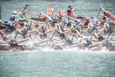 Hong Kong - 29 Mayıs 2019: Dragon Boat Festivali sırasında ejderha tekne yarışı, Dragon tekne yarışı popüler bir geleneksel Çin su sporu