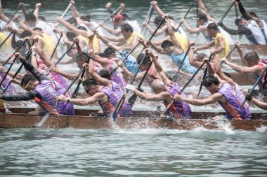 Hong Kong - 29 Mayıs 2019: Dragon Boat Festivali sırasında ejderha tekne yarışı, Dragon tekne yarışı popüler bir geleneksel Çin su sporu