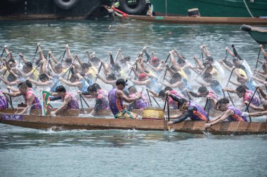Hong Kong - 29 Mayıs 2019: Dragon Boat Festivali sırasında ejderha tekne yarışı, Dragon tekne yarışı popüler bir geleneksel Çin su sporu