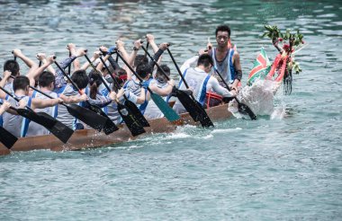 Hong Kong - 29 Mayıs 2019: Dragon Boat Festivali sırasında ejderha tekne yarışı, Dragon tekne yarışı popüler bir geleneksel Çin su sporu