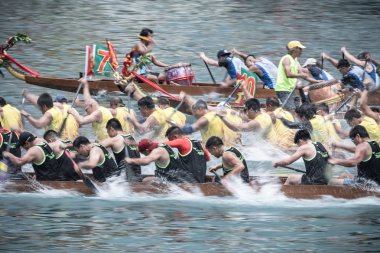Hong Kong - 29 Mayıs 2019: Dragon Boat Festivali sırasında ejderha tekne yarışı, Dragon tekne yarışı popüler bir geleneksel Çin su sporu