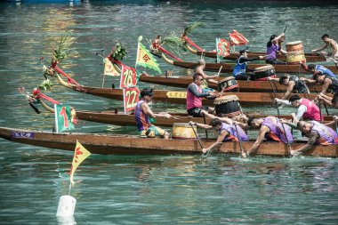 Hong Kong - 29 Mayıs 2019: Dragon Boat Festivali sırasında ejderha tekne yarışı, Dragon tekne yarışı popüler bir geleneksel Çin su sporu