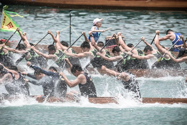 Hong Kong - 29 Mayıs 2019: Dragon Boat Festivali sırasında ejderha tekne yarışı, Dragon tekne yarışı popüler bir geleneksel Çin su sporu — Stok fotoğraf