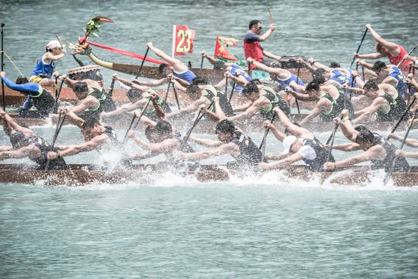 HONG KONG - 29,2019 MAGGIO: Dragon boat racing durante Dragon Boat Festival, Dragon boat racing è un popolare sport acquatico tradizionale cinese — Foto Stock